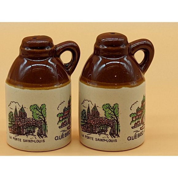 Vintage Salt and Pepper Shaker Jugs Souvenir La Porte Saint-Louis, Quebec - Picture 10 of 10
